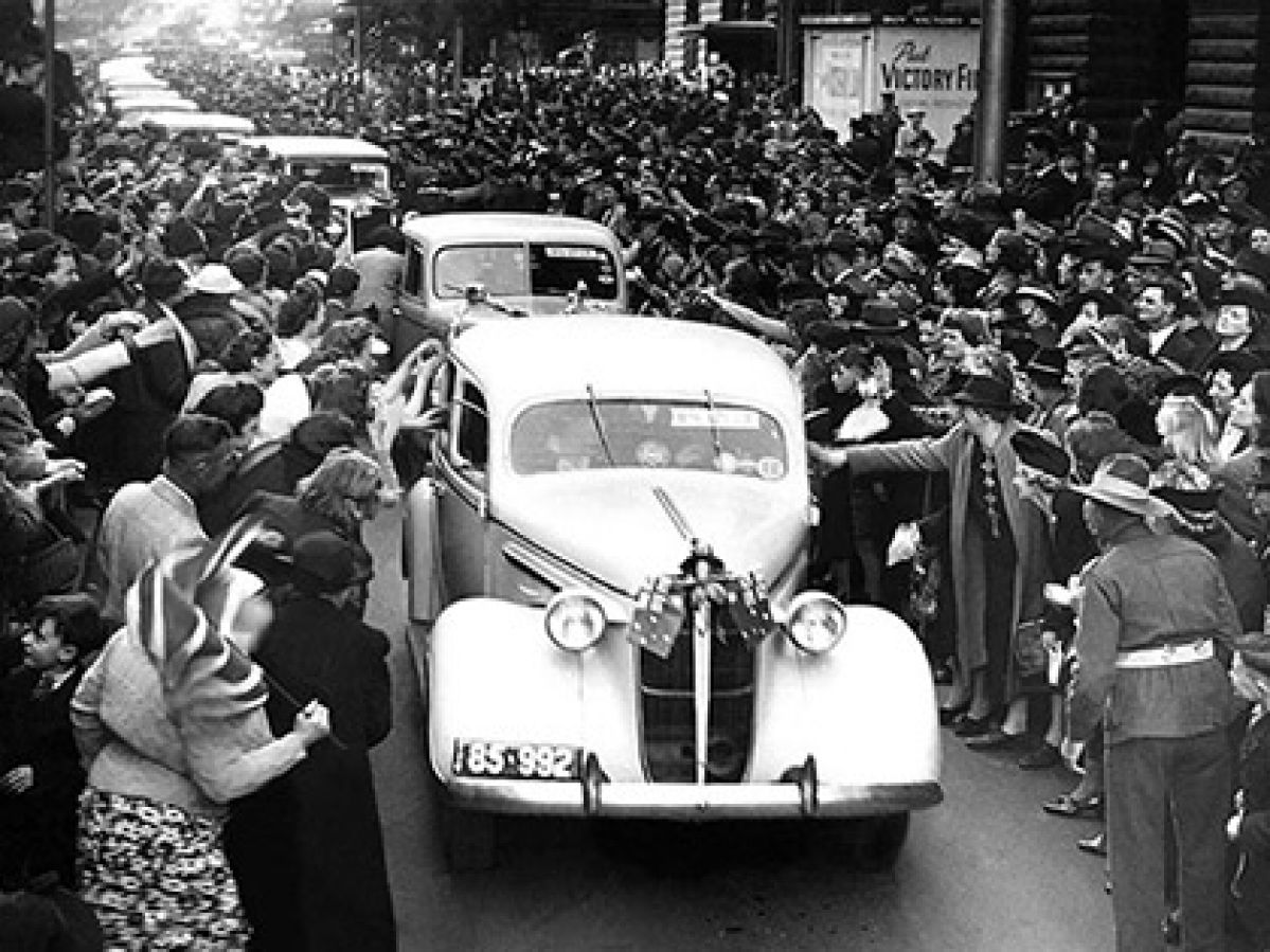 Crowds of people surrounding RACV volunteer transport cars transporting soldiers to the Caulfield Military Hospital during World War Two.