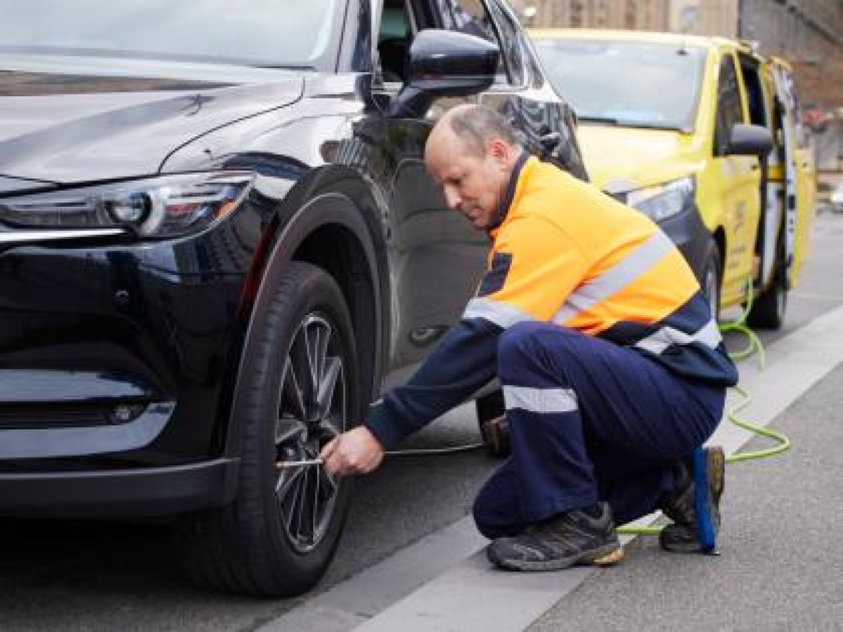 RACV patrol changing a tyre