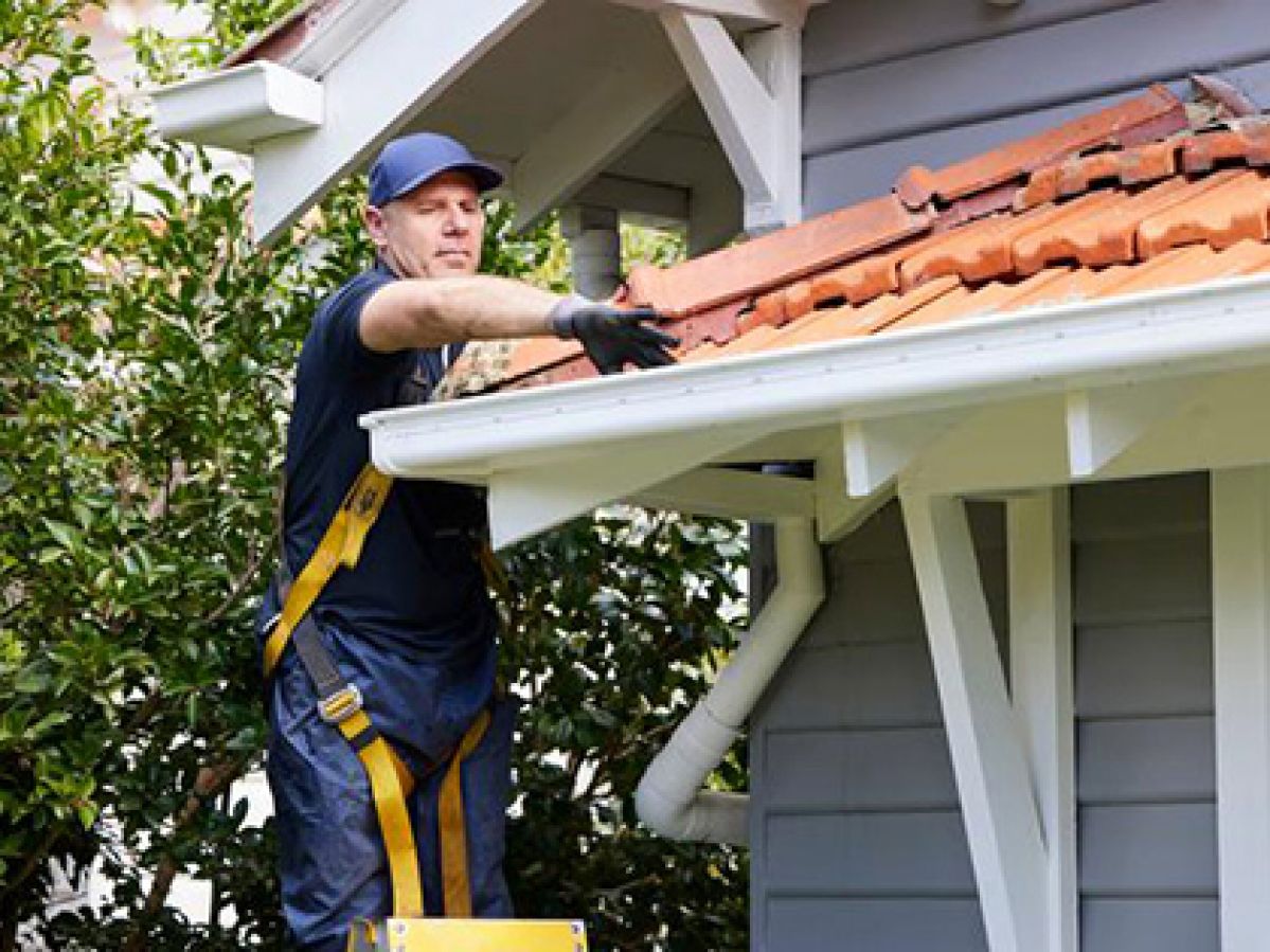 Cleaning gutters