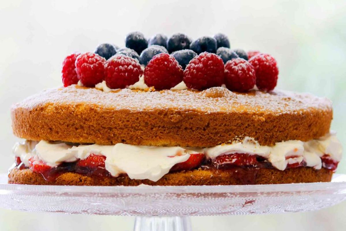 Sponge cake with berries