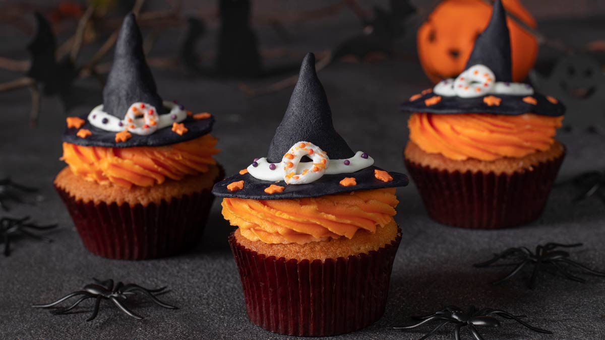 cupcakes with halloween hat