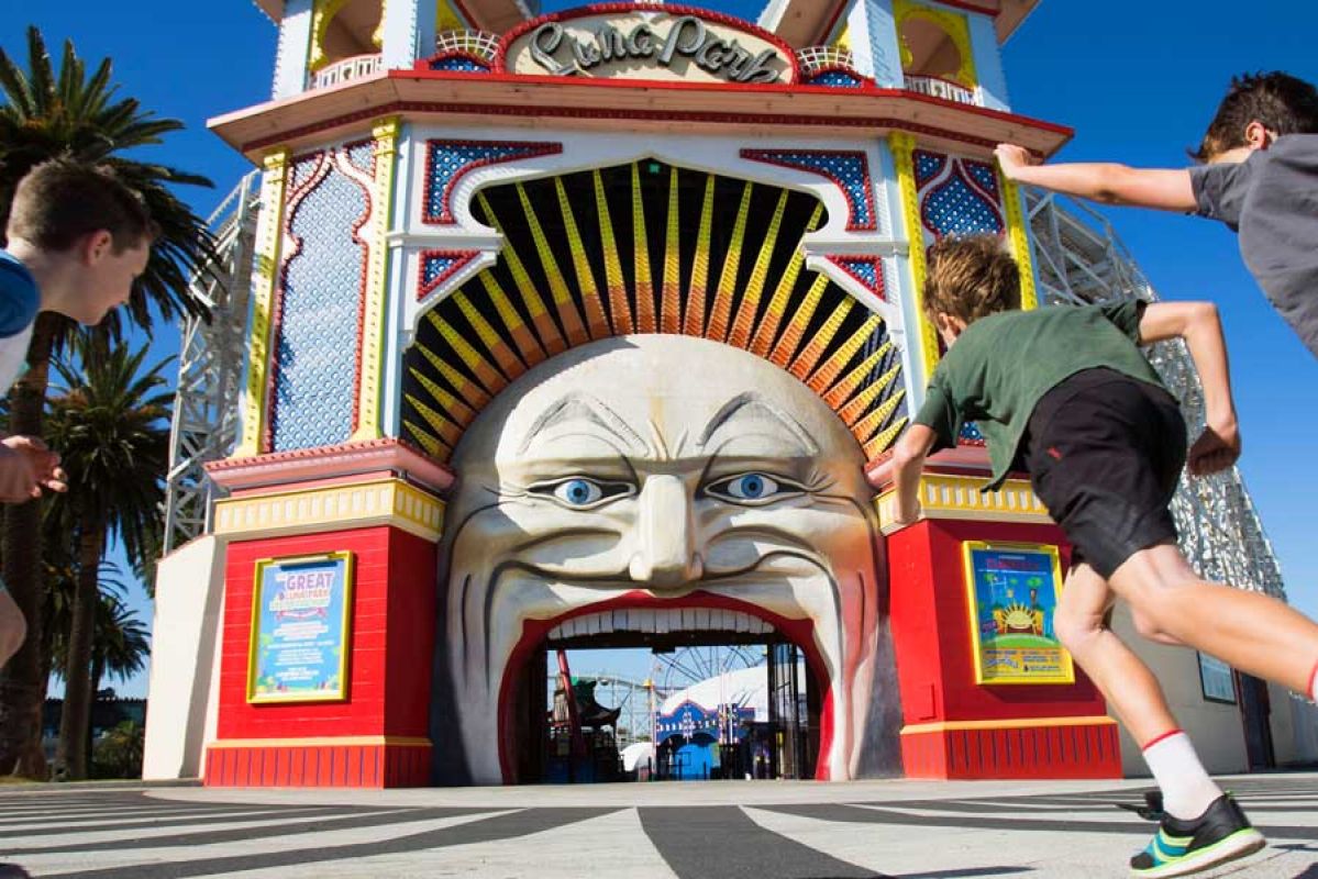 Kids running to Luna Park 