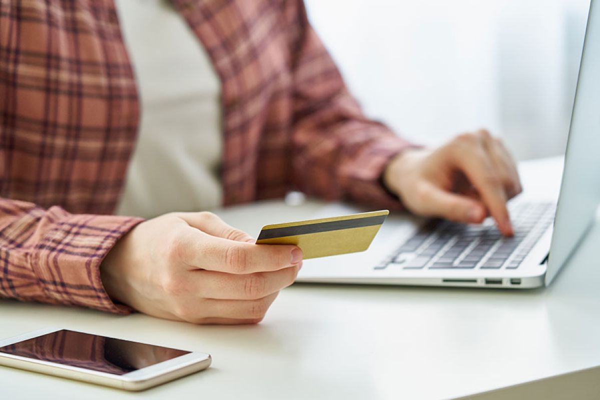 Person holding credit card 