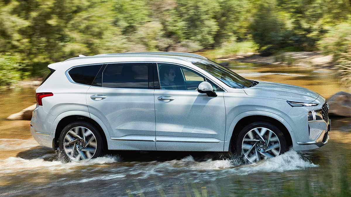 Side view of white Santa Fe