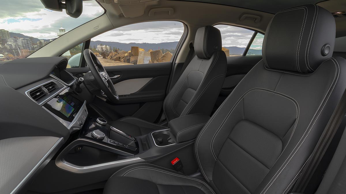 Dark grey interior of the Jaguar I-Pace 2019 showing the front seats, dashboard and steering wheel