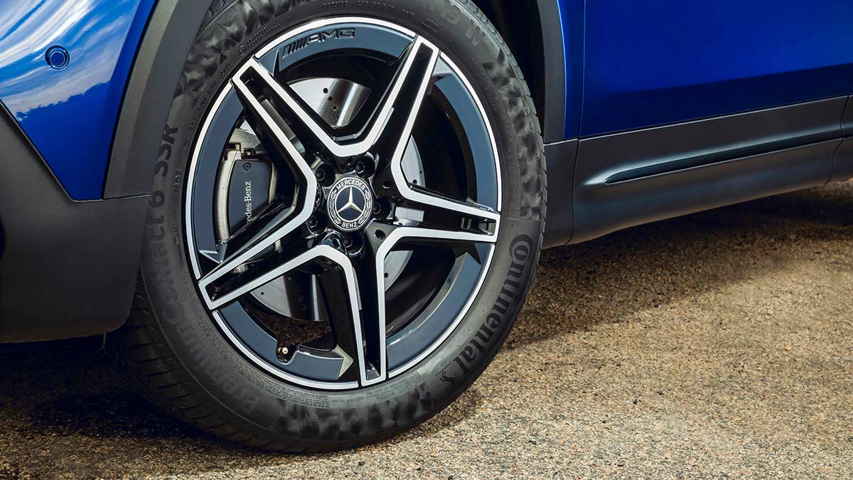 Close up of the wheel on a blue Mercedes-Benz GLB250 2020 car