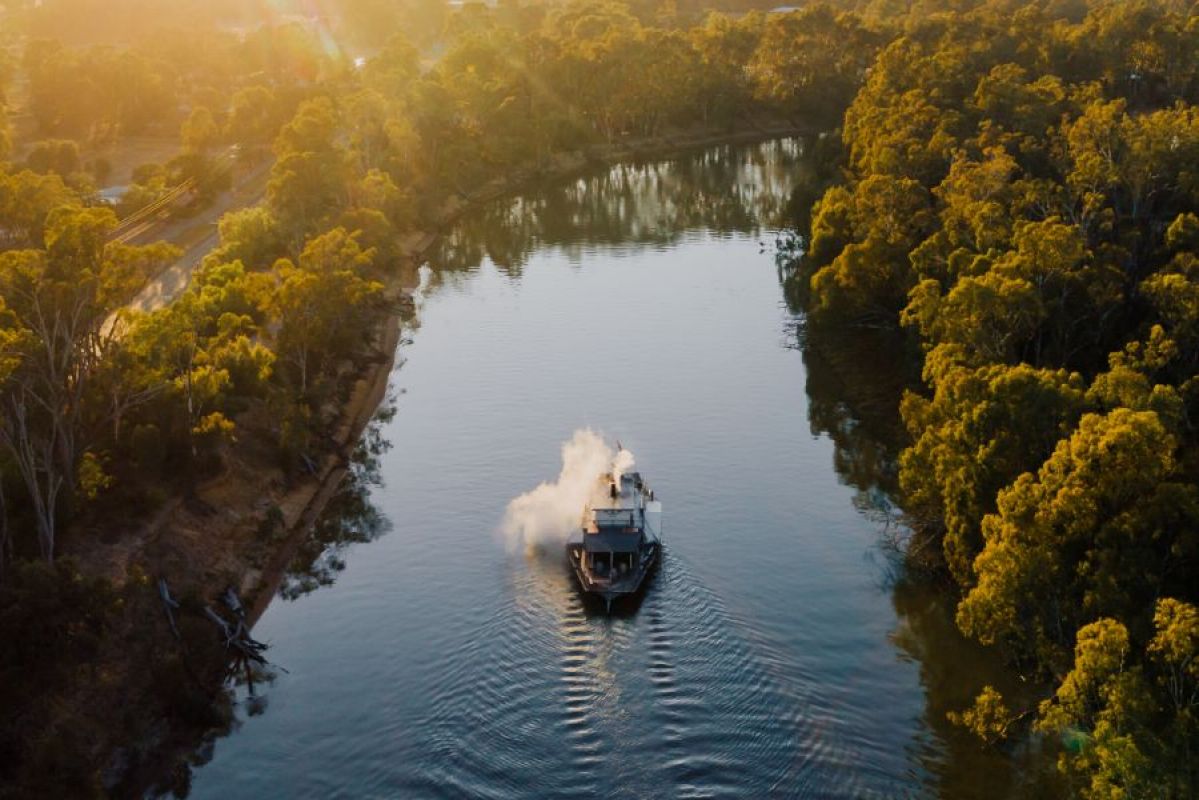 paddlesteamer on murray river at echuca