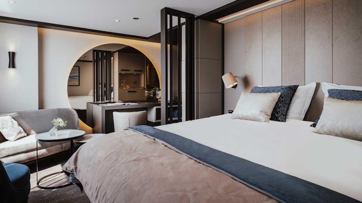 luxurious room overlooking the water 