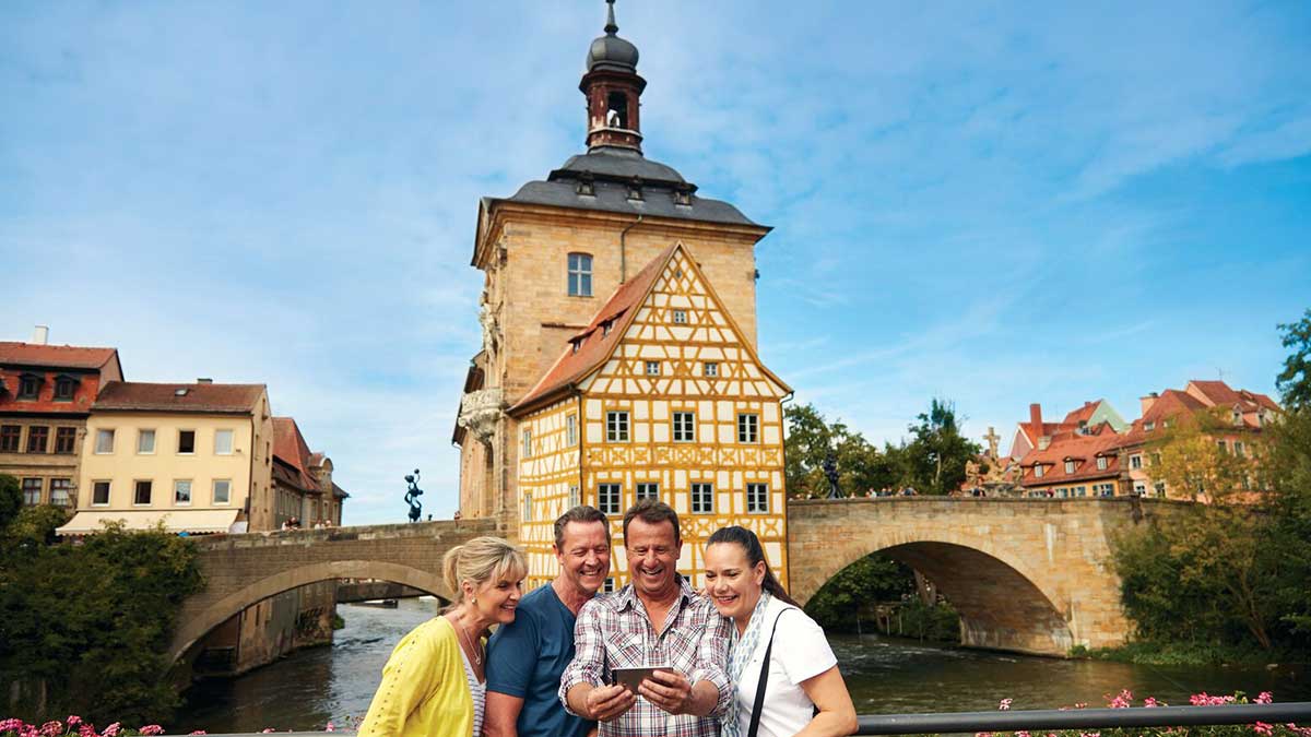 couples taking a selfie out the front of iconic German building