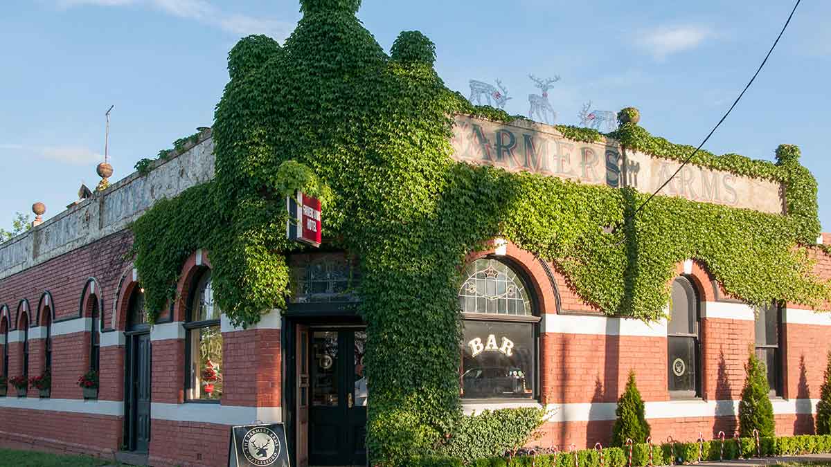 Exterior of Farmer Arms Hotel