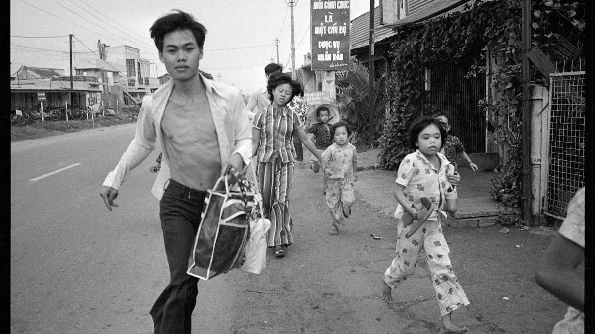 Civilian population fleeing before the arrival of North  Vietnamese troops, near Saigon, 29 April 1975 © Dotation  Catherine Leroy