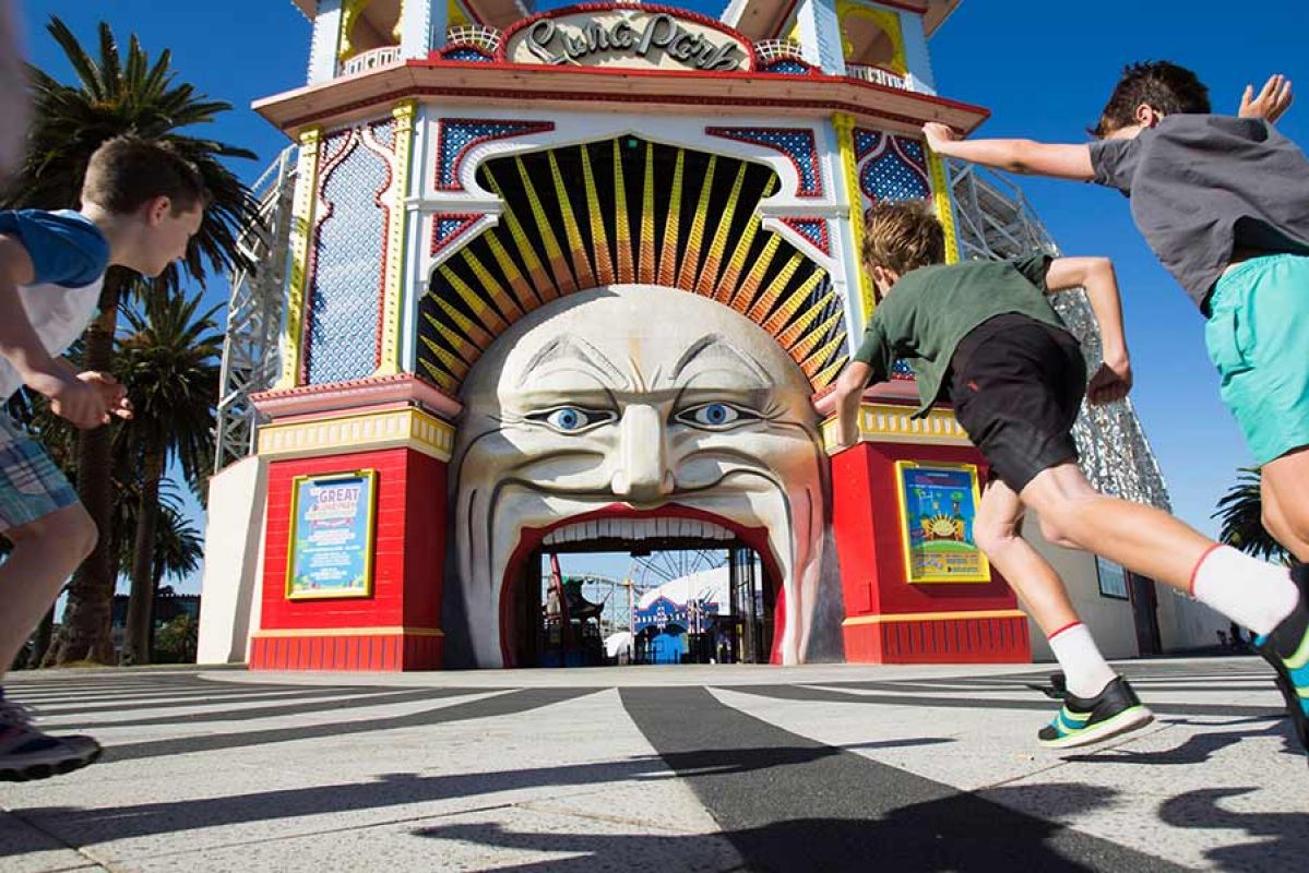 kids running to Luna Park 