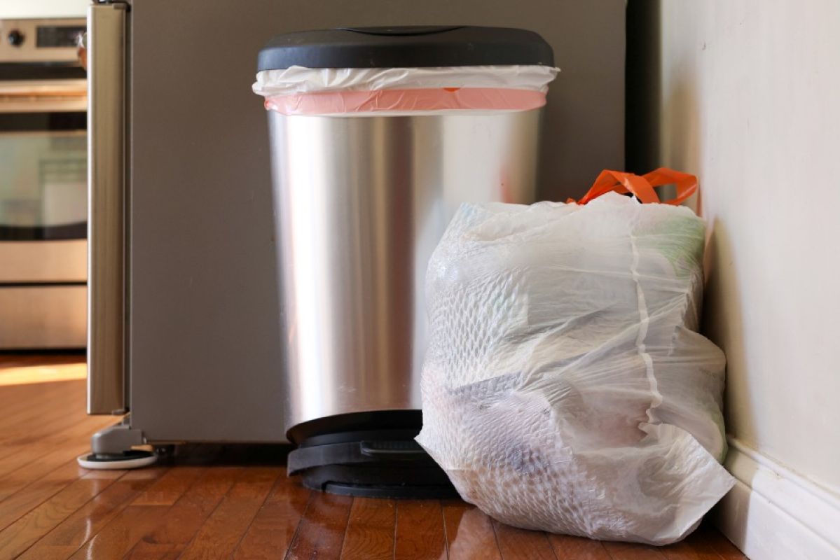 kitchen bin with full bin bag beside