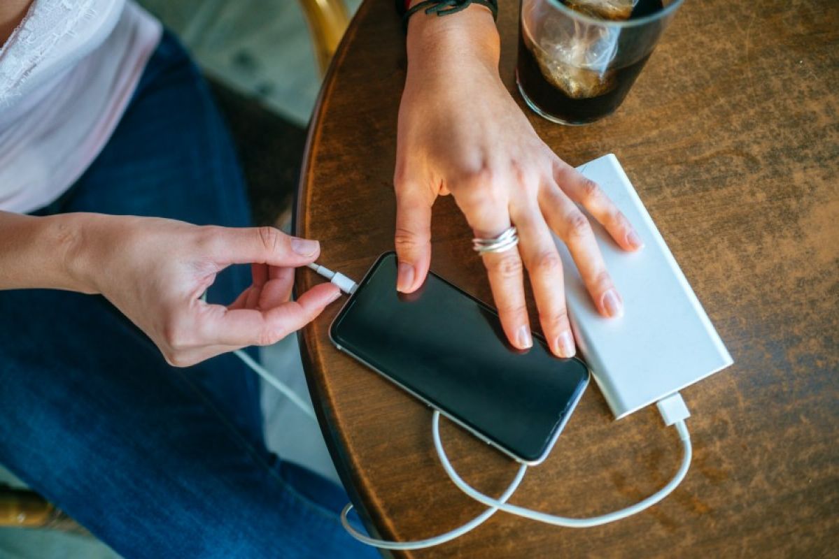 woman charging her smartphone with a powerbank