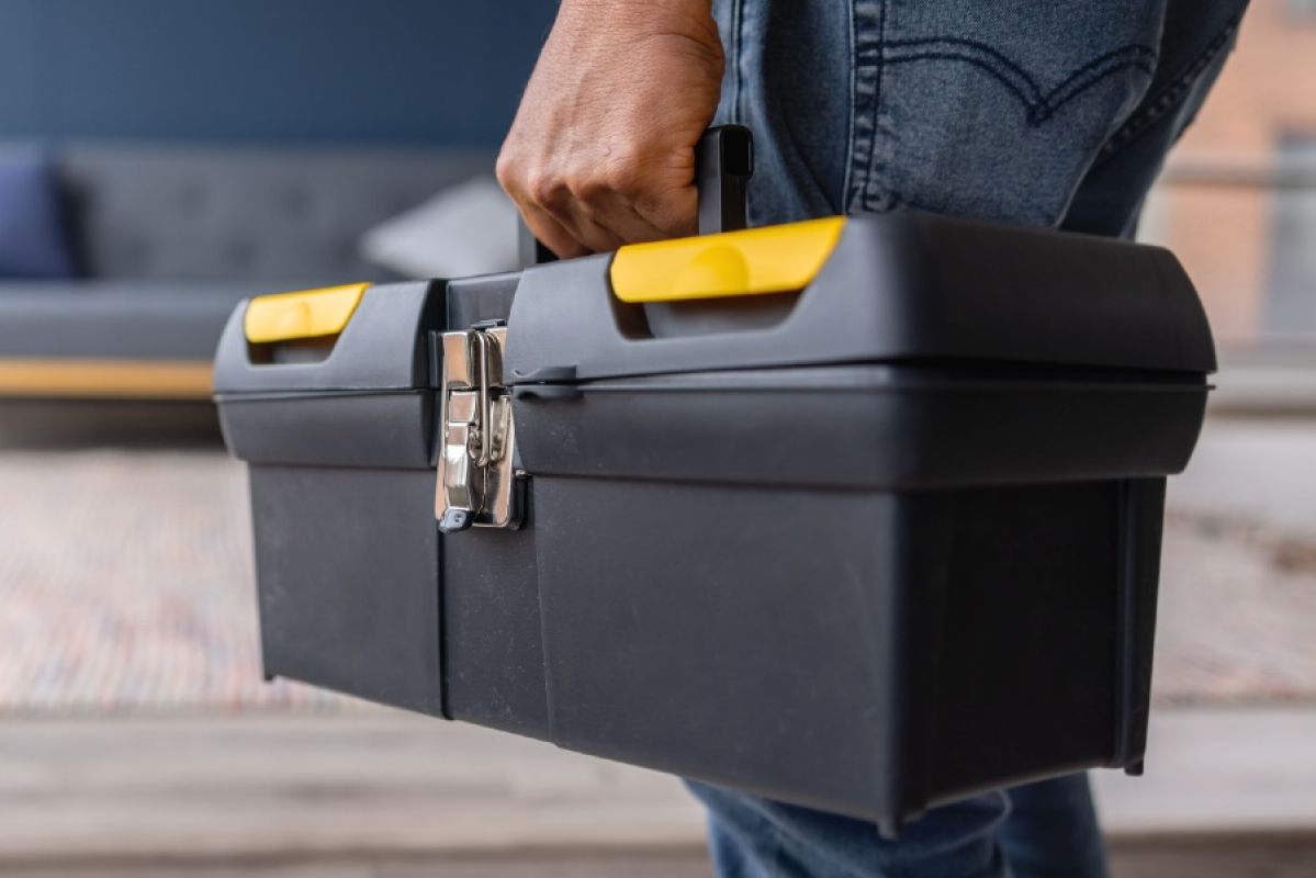 tradie carrying tool box