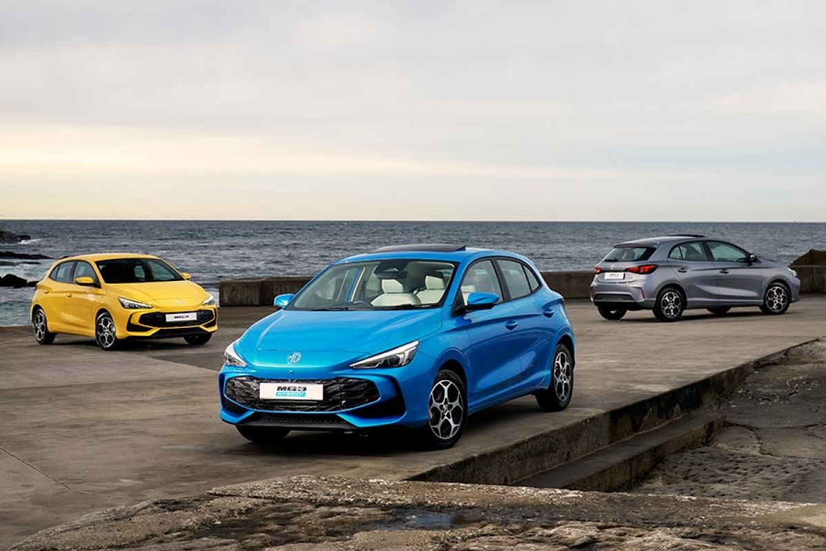 Three MG3 Hybrid hatchbacks on the shorefront