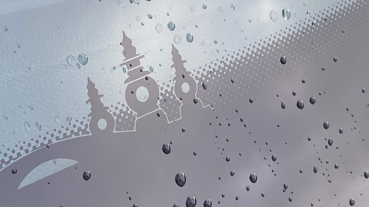 Graphic of three Chinese pagodas and bridge in lower section of Geely EX5 SUV windscreen