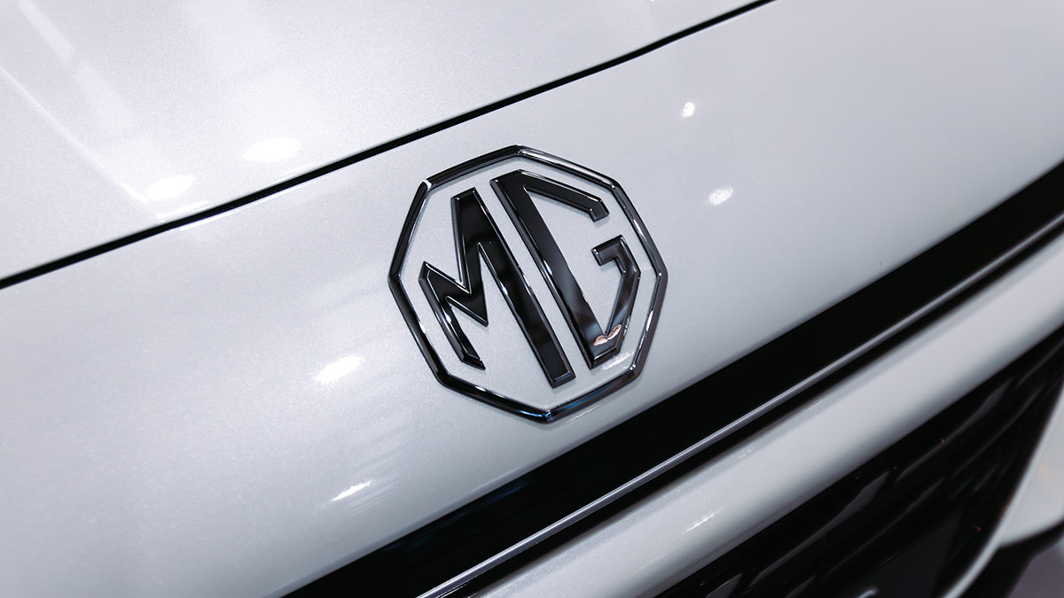MG badge on bonnet of white MG HS Super Hybrid SUV