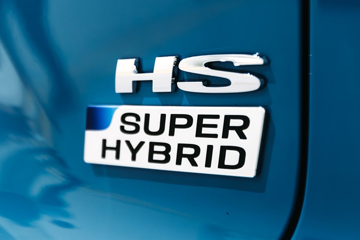 'HS Super Hybrid' badge on tailgate of blue MG HS medium-size SUV.