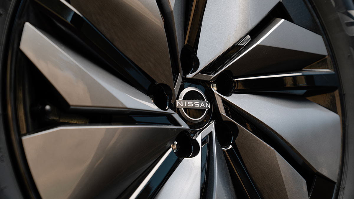 Aerodynamic fan blade cover on alloy wheel of Nissan Ariya Advance+ electric SUV.