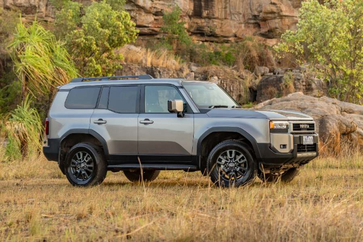 2025 Toyota LandCruiser Prado GXL seen from side