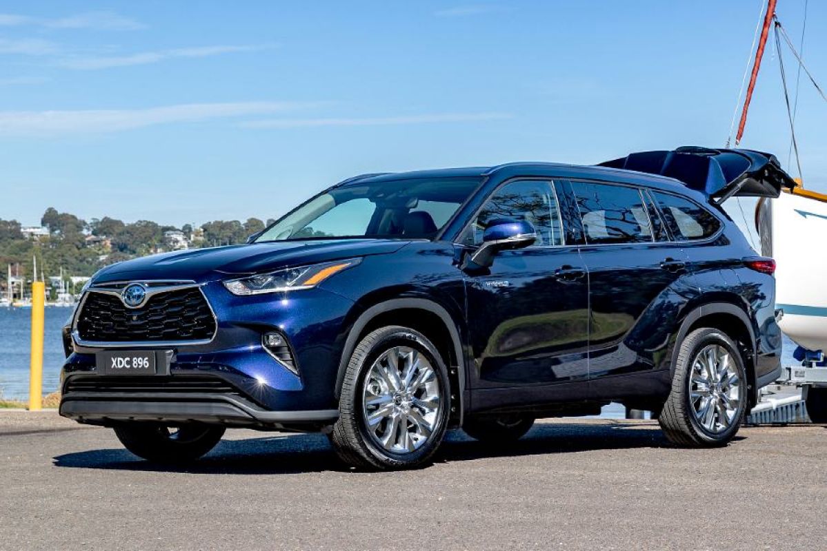 blue 2025 Toyota Kluger parked near dock