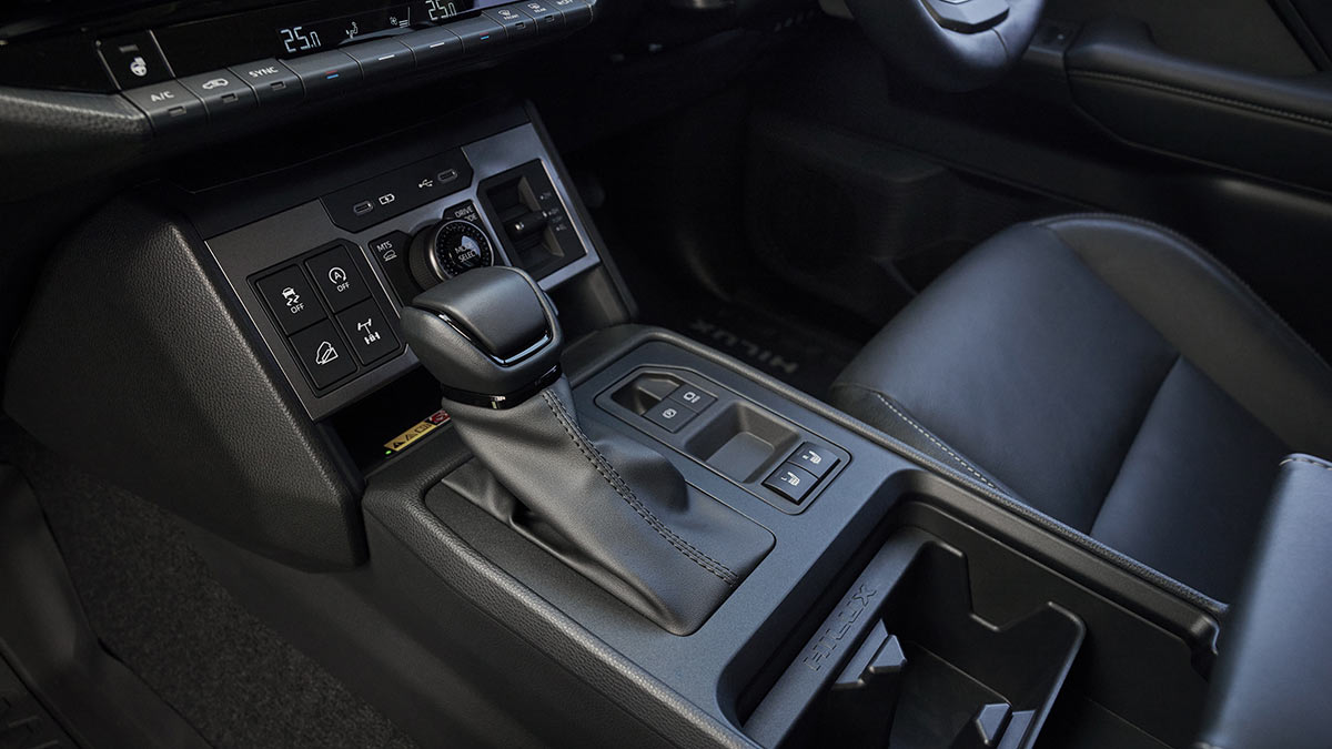 Centre console with transmission lever, buttons and rotary drive mode selector dial.