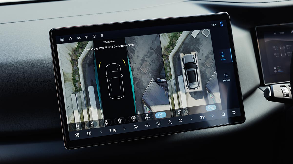 The Atto 2 DM-i touchscreen displays a feed from its 360-degree camera, guiding the driver during reverse parallel parking.