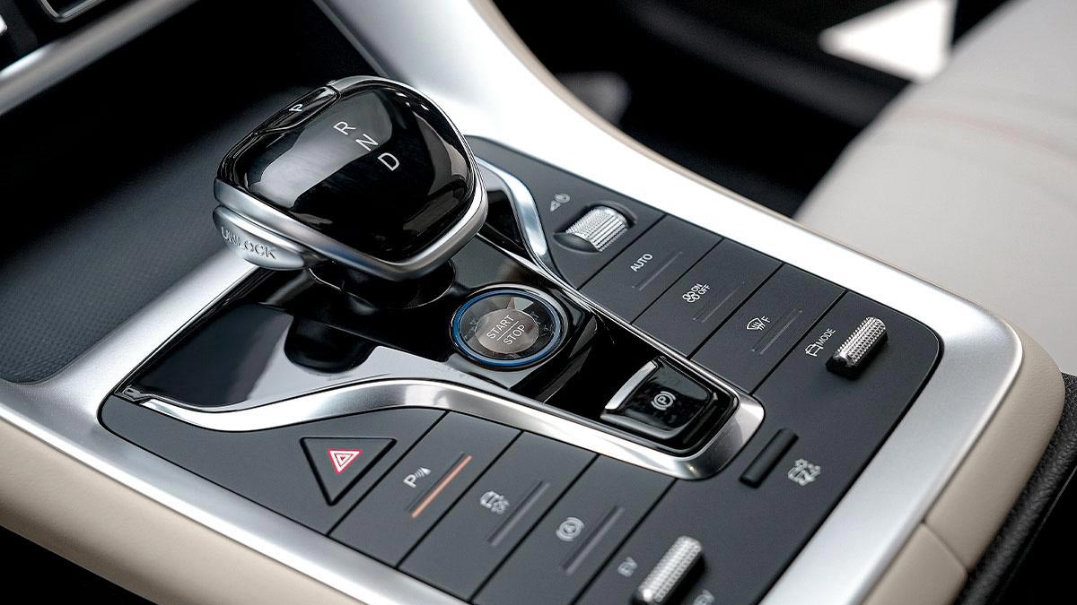 Centre console with buttons and transmission lever in BYD Sealion 5 SUV.