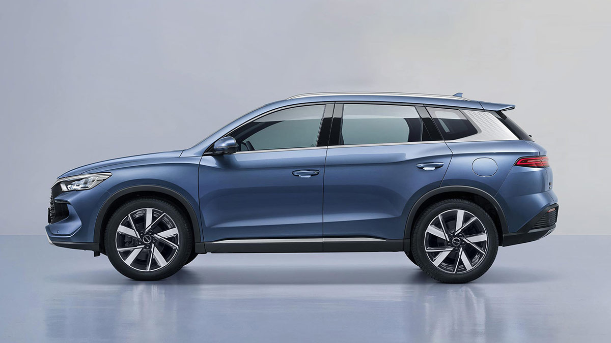 Side profile shot of blue BYD Sealion 5 medium SUV in studio.