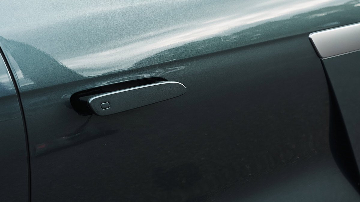 Pop-out doorhandle on driver’s door of BYD Sealion 8 large SUV in dark aquamarine metallic colour.
