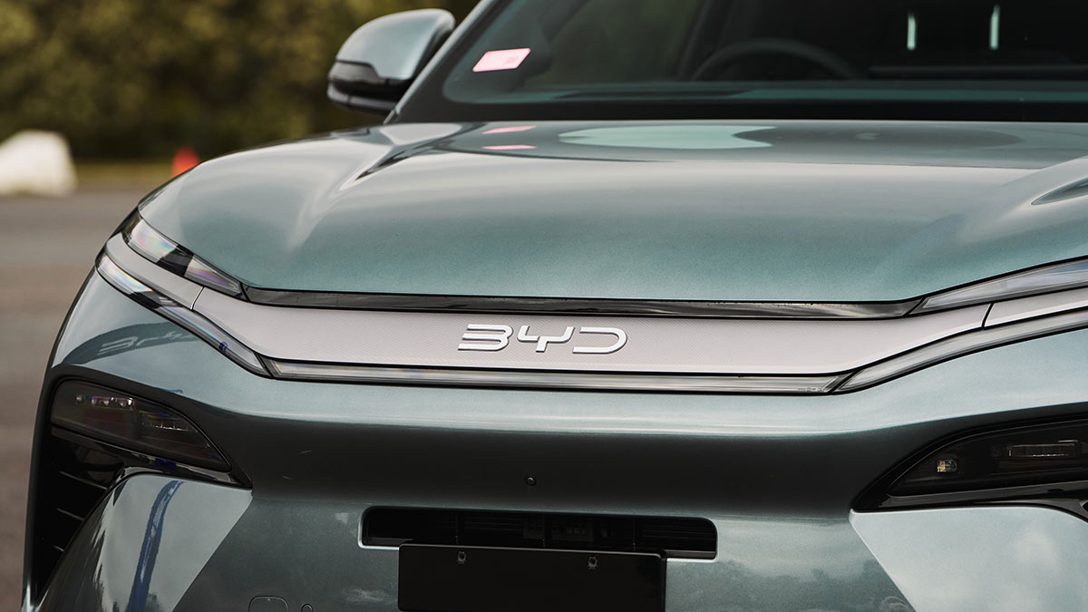 Bonnet and front fascia of BYD Sealion 8 large SUV in dark aquamarine metallic colour, showing slimline LED headlights and chrome trim.