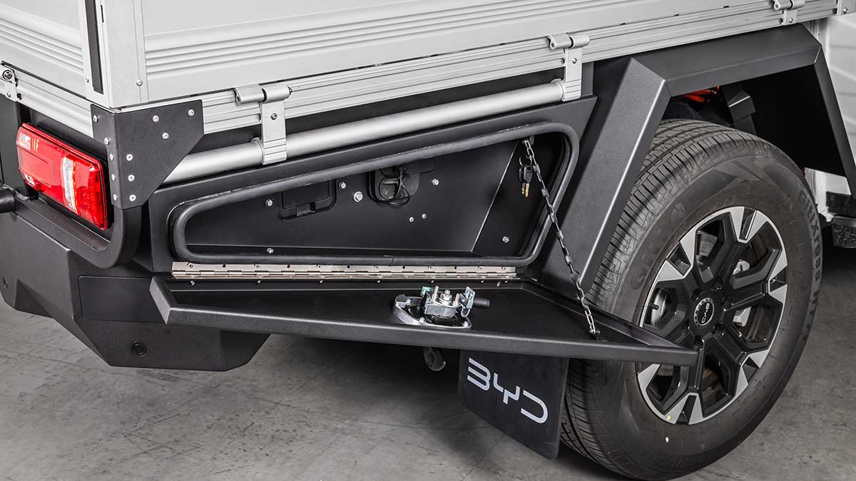 Lockable storage box on optional Ironman 4x4 alloy tray fitted to BYD Shark 6 Cab-Chassis ute.