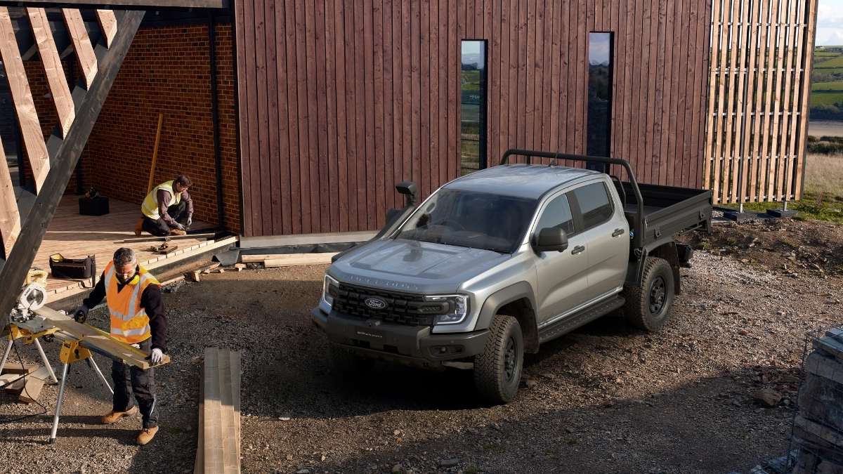 Ford-Ranger-Super-Duty-Construction-Double-Cab-Chassis-Aluminium-Black-Tray