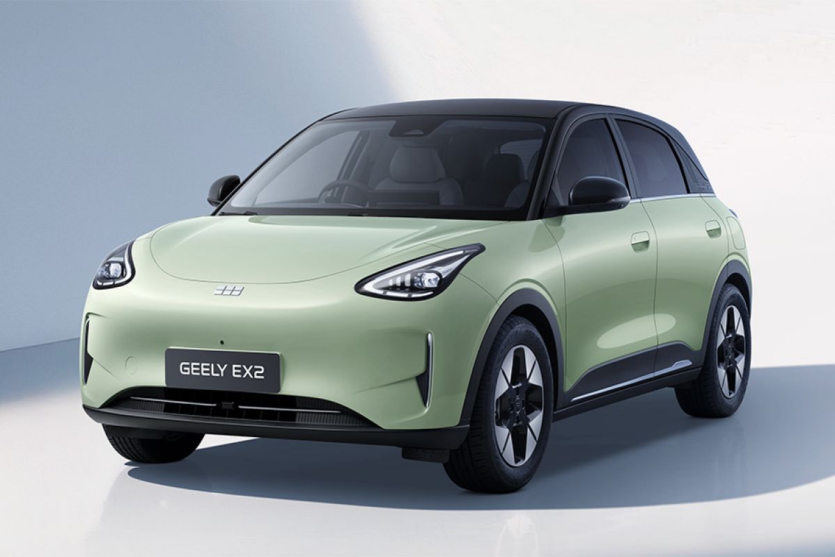 Frontal studio shot of pistachio green Geely EX2 electric city car with black roof and cloverleaf design alloy wheels.