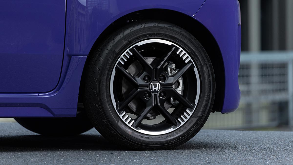 15-inch black and silver alloy wheel with Yokohama tyre on purple Honda Super-One EV.