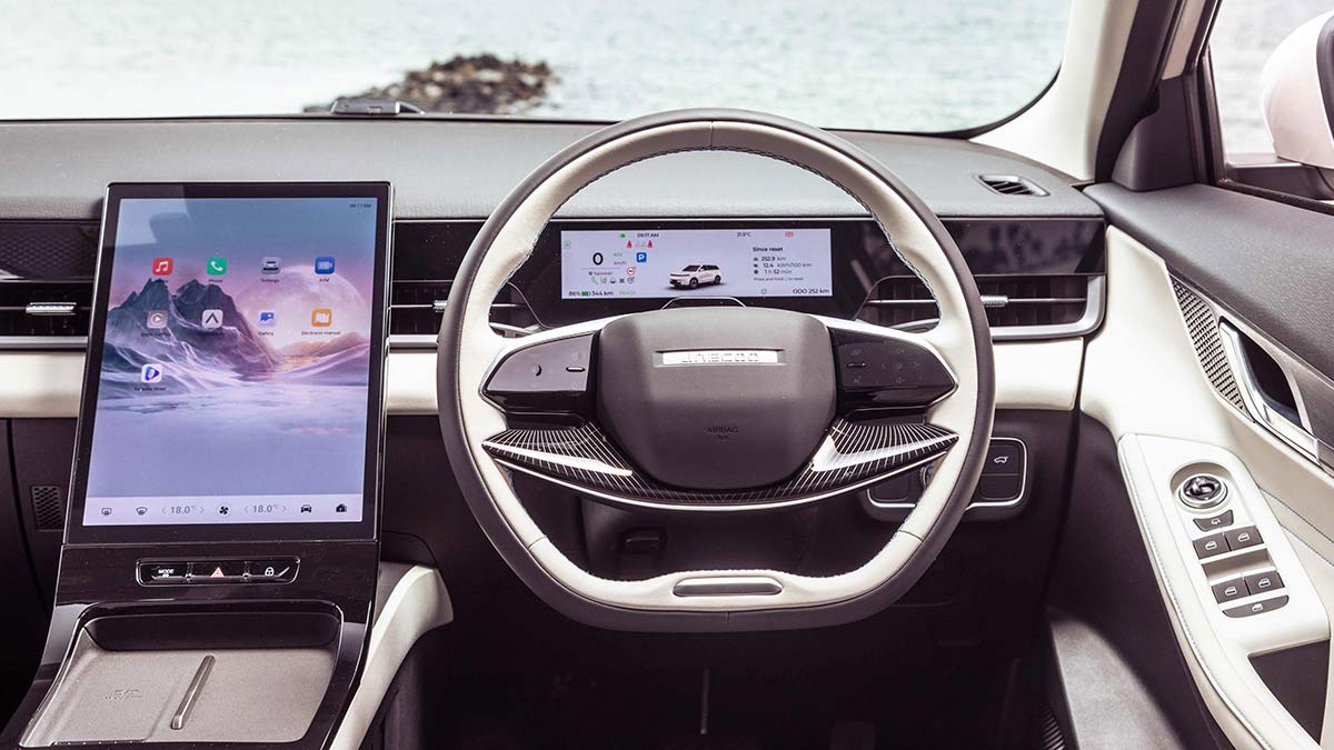 Jaecoo J5 flat-bottomed steering wheel, portrait-oriented centre touchscreen and horizontal driver's display.