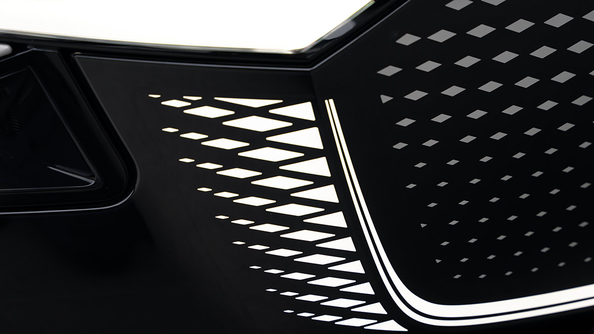 Patterned diamond lighting feature on side of Mazda 6e grille.