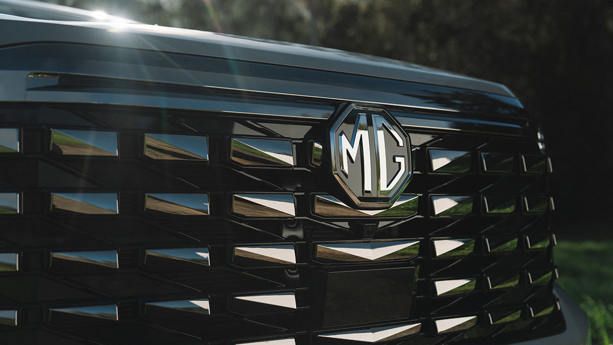 Big black and chrome grille with MG badge at front of U9 ute.