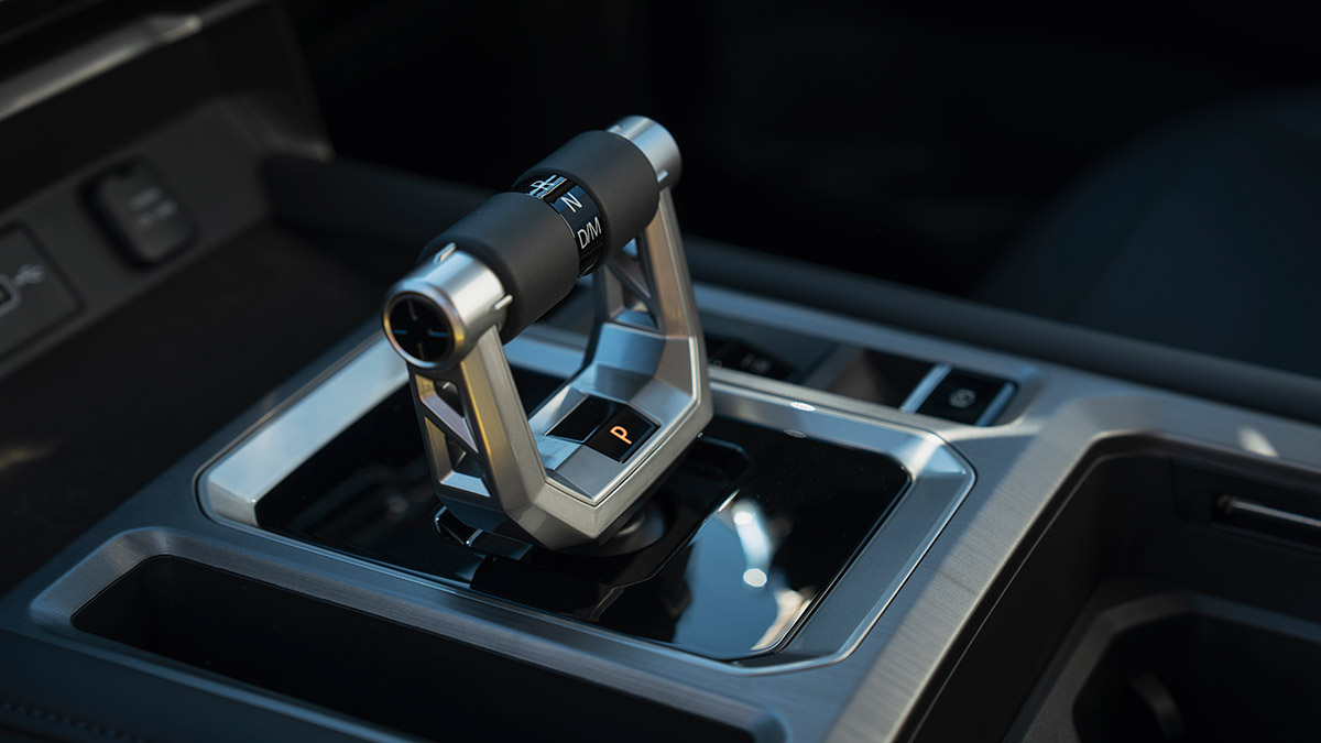 Airline-style transmission lever on centre console of MG U9 dual-cab ute.