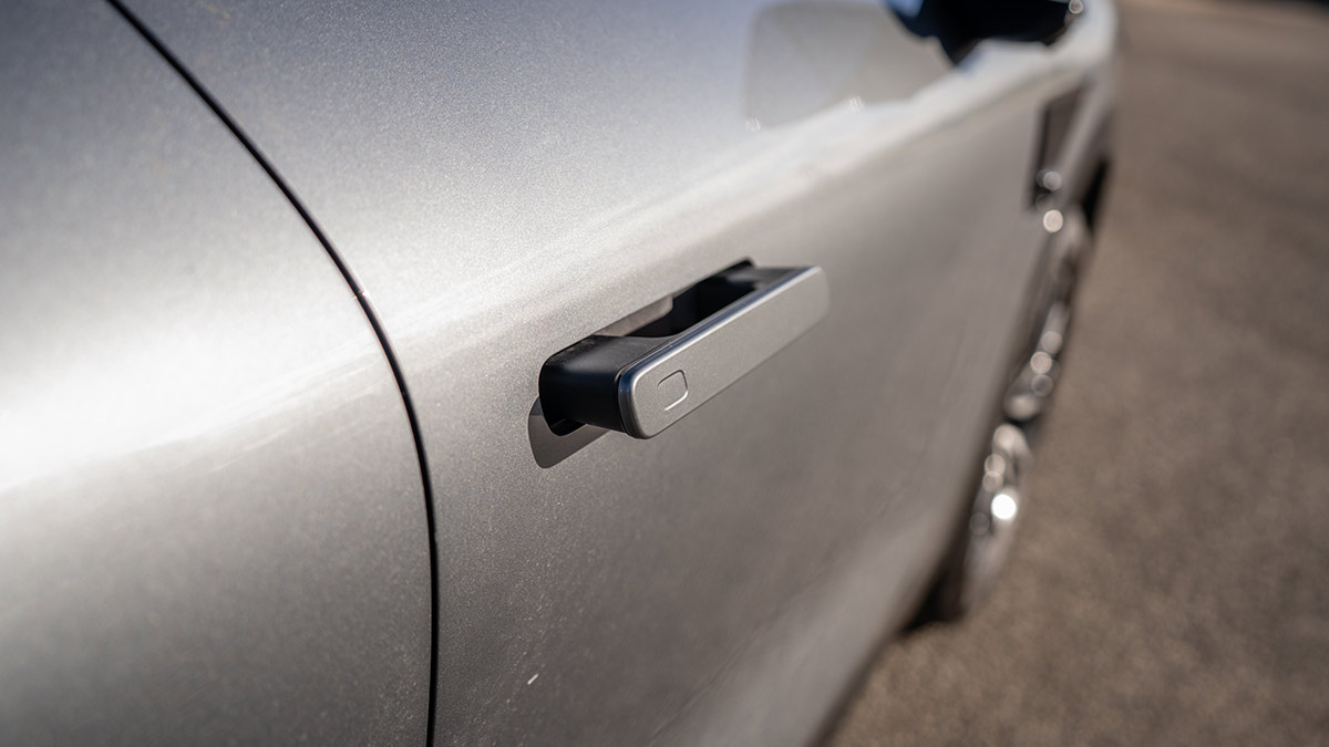 Pop-out electric doorhandle on driver’s side of metallic grey Zeekr 7X medium electric SUV.