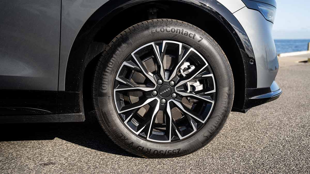 Front right black and silver alloy wheel of Zeekr 7X medium electric SUV with 19-inch Continental tyre.