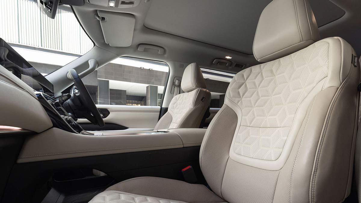 The white-on-beige seating available in the Y63 Nissan Patrol  Ti-L+ and Ti-L Reserve models.