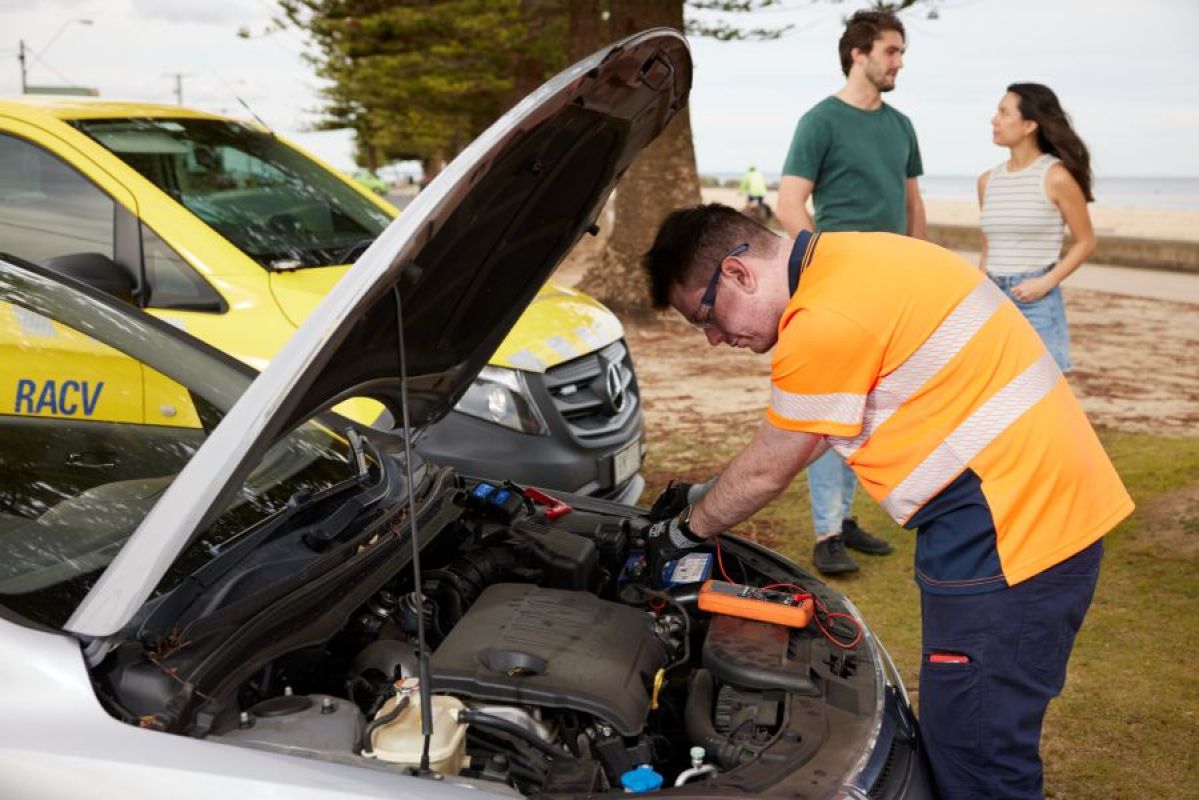 RACV ERA technician testing car battery charge