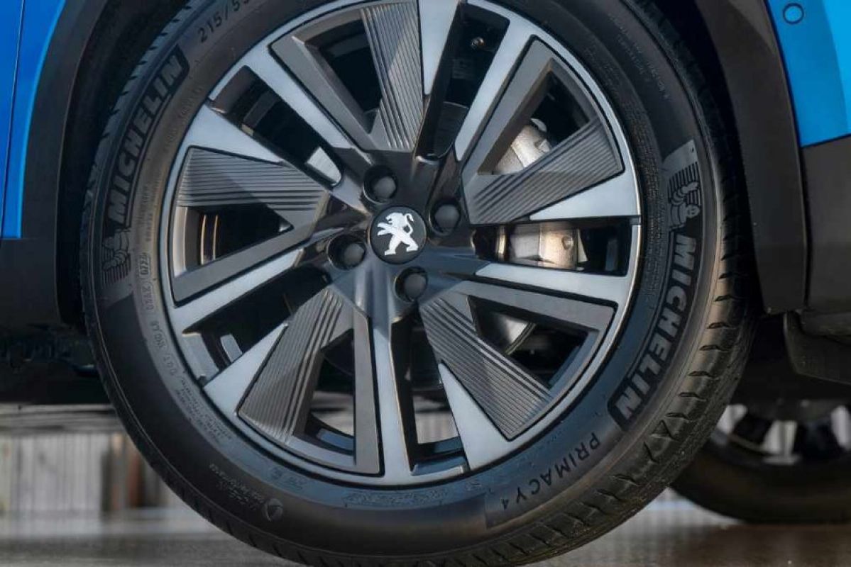 Peugeot e-2008 tyre close-up