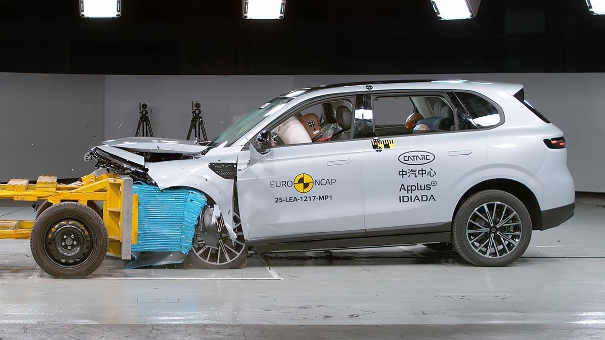 Light grey Leapmotor B10 SUV crashing into barrier in Euro NCAP frontal offset test.