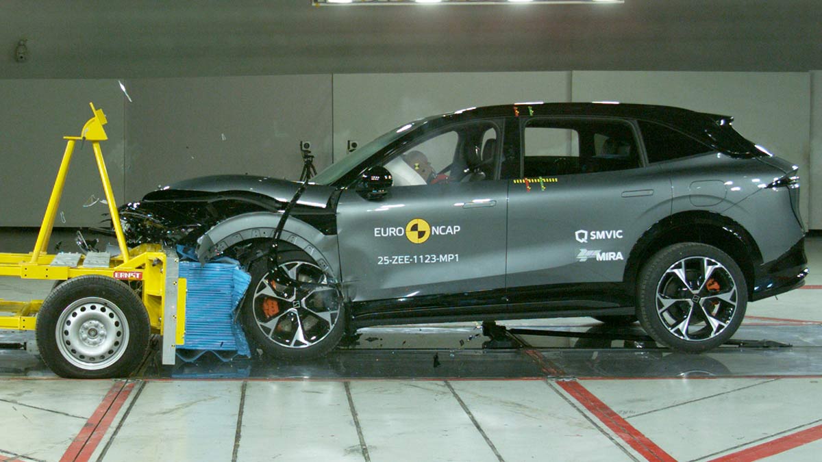 Light metallic Zeekr 7X SUV crashing into barrier in Euro NCAP frontal offset test.
