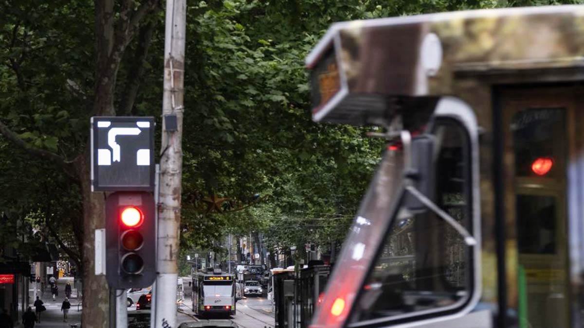 An illuminated traffic sign indicating a hook turn in Melbourne.