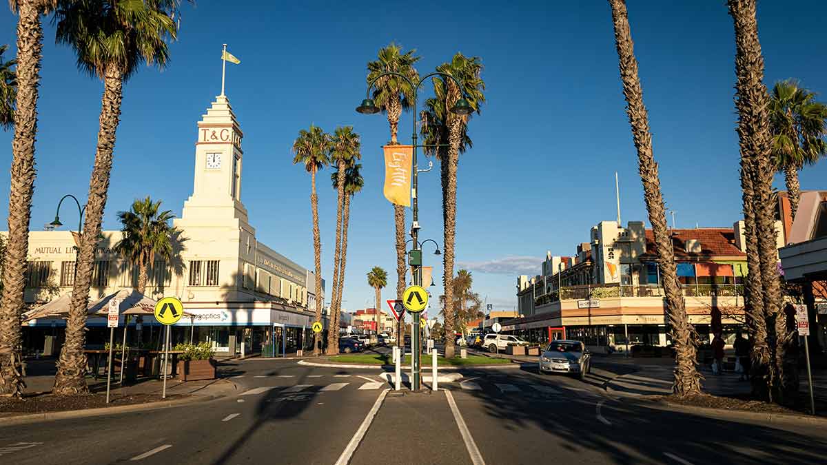 Mildura streetscape with tall palm trees at roundabout and colonial buildings