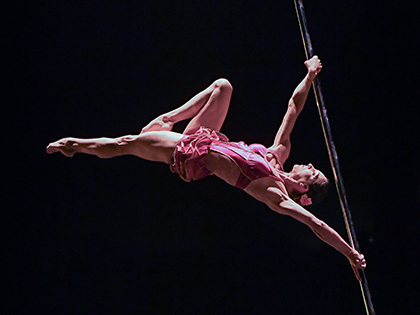 Cirque Du Solei performer